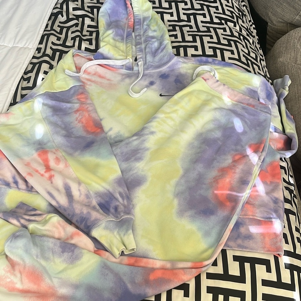 Nike Tie Dye sweatsuit Size XL. Jogger pants cropped oversized sweatshirt.